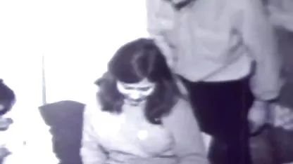 زیبا Karla Kush و جینا نوجوانان برهنه دانه که به اشتراک گذاشتن یک تخت و پخش فیلم سوپر باحال بسیار صمیمی